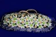 Свадебные кольца на машину с белыми лилиями и персиковыми розами с жемчугом арт. 122-128