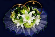 Свадебные кольца на машину с белыми лилиями и салатовой гортензией арт. 122-309