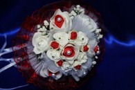 Букет дублер для невесты с красно-белыми и белыми латексными розами арт. 020-331