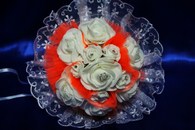Букет дублер для невесты с белыми латексными розами и ярко-оранжевым фатином арт. 020-333