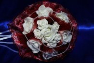 Букет дублер для невесты с белыми латексными розами и бордовым кружевом арт. 020-335