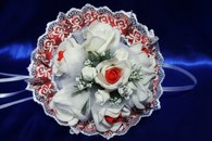 Букет дублер для невесты с белыми и бело-красными латексными розами арт. 020-339