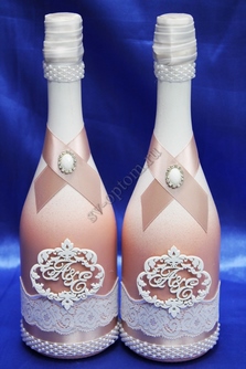 Шампанское молодоженов. Покраска и украшение бутылок в бело-пудровом цвете+ монограмма с инициалами. Арт. 046-055