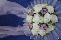 Круг с цветами на капот с белыми и сиреневыми розами арт. 1207-016