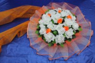 Круг с цветами и фатином на капот с белыми и оранжевыми розами арт. 1207-018
