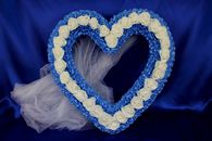 Сердце сине-белое с фатином с латексными розами на радиатор и капот арт. 1208-016