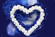 Сердце с фатином сине-белое с латексными розами арт. 1208-023