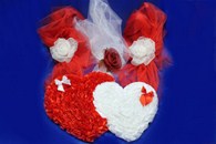 Двойное сердце красно-белое с большими цветами на фатине арт. 1208-066