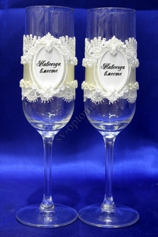 Свадебные бокалы айвори с кружевом и надписью 