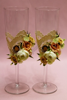 Свадебные бокалы ручной работы с бежевым кружевом и цветочками арт. 0454-695