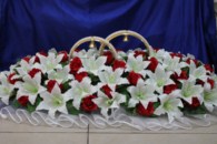 Свадебные кольца на машину белые лилии и красные розы с жемчугом арт. 122-048